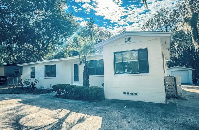 Charming 3-bedroom house in delightful Jacksonville with AC, WiFi