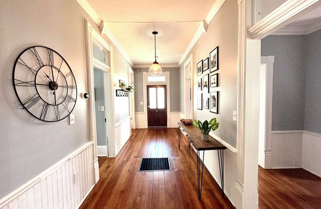 Charming 3-bedroom bungalow in historic downtown district