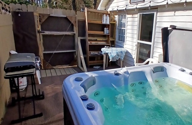 Charming 3-bedroom house with hot tub and sauna all private