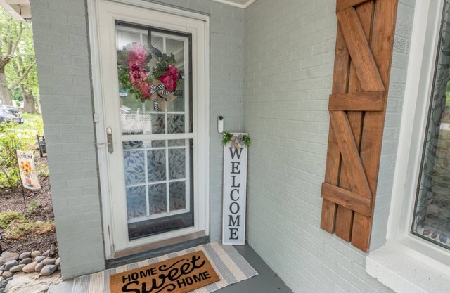 Charming 3-bedroom/2 Bath Ranch Style Home minutes to everything in Kansas City