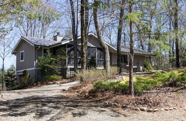 Charming 3-bedroom 3-bath house just 3 minutes from the Greystone Inn.