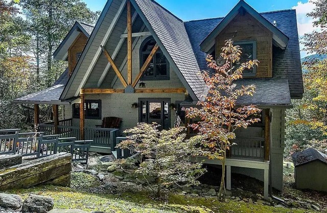 Charming 3-bedroom Lake Toxaway Mountain Cottage with Incredible Views