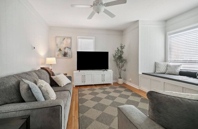 Charming 3-bedroom house with AC, WiFi & Large Backyard