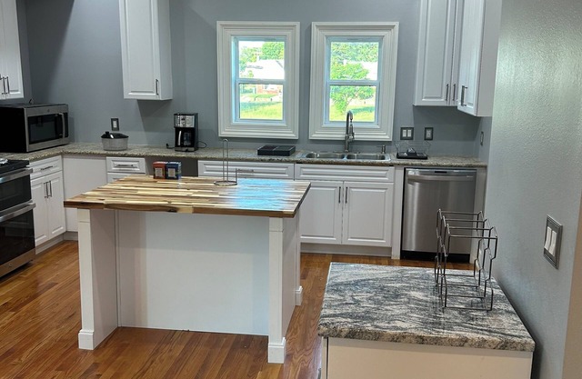 Charming 3-bedroom townhome with WiFi, AC in Little Rock