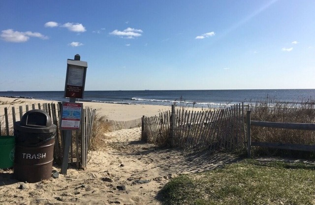 Charming 3-bedroom house with WiFi, AC in delightful Long Branch