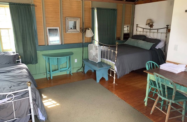 Charming 3-bedroom cottage in Mattapoisett with WiFi access