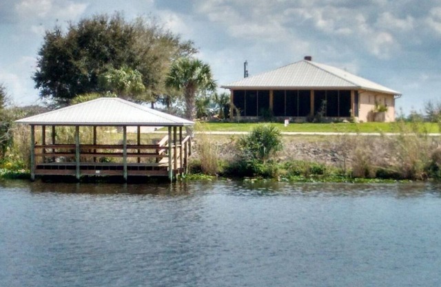 Charming 3-bedroom house with dock on river in Moore Haven