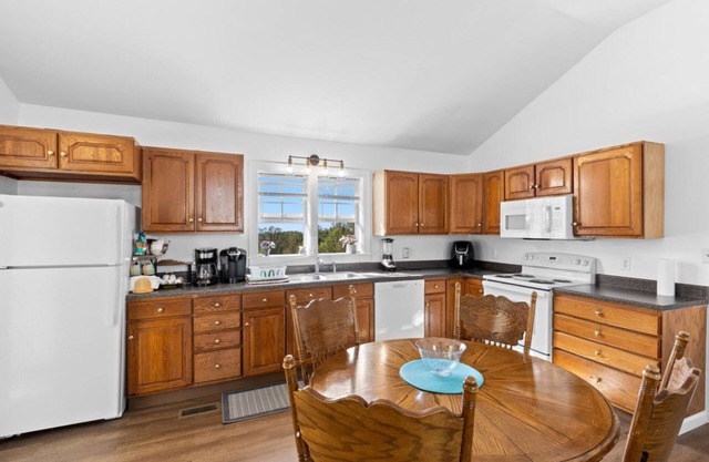 Charming 3-bedroom ranch with AC, WiFi in tranquil Moundsville