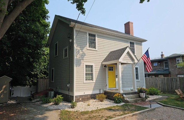 Charming 3-bedroom vacation home just 12 minutes walk to Narragansett Beach