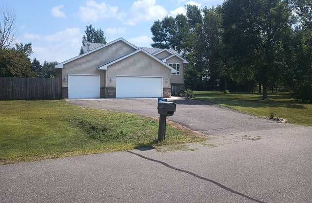 Charming 3-bedroom house in tranquil North Branch with AC