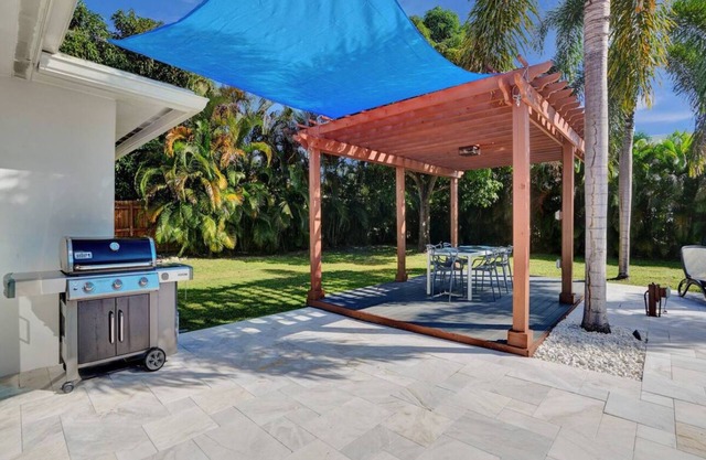 Charming 3-bedroom bungalow with Heated pool in Oakland Park/ Fort Lauderdale.
