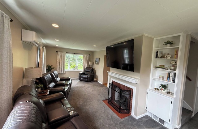 Charming 3-bedroom house in lovely Presque Isle with WiFi, AC