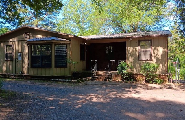 Charming 3-bedroom house with WiFi, AC in tranquil beautiful Russellville