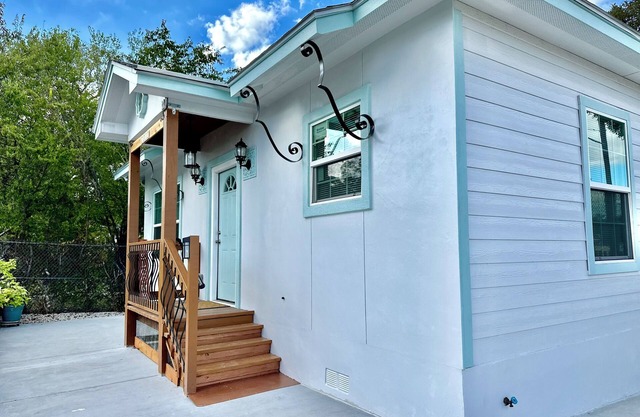 Charming 3-bedroom house with WiFi and AC in wonderful San Antonio