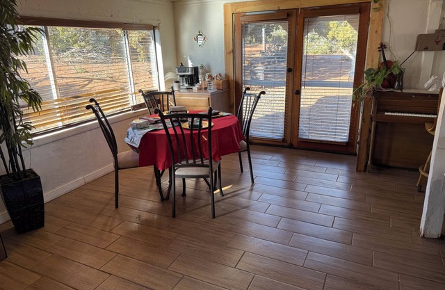 Charming 3-bedroom farmhouse with AC, WiFi in brilliant Sandia Park