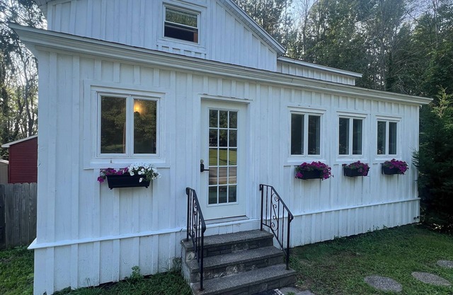 Charming 3-Bedroom Farmhouse Getaway: Cozy Comfort in Skaneateles