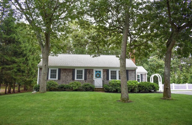 Charming 3 bedroom sleeping 7 with central air!