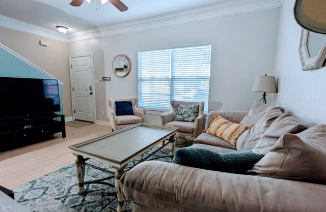 Charming 3-bedroom townhome with WiFi, with fitness room and pool, near campus.