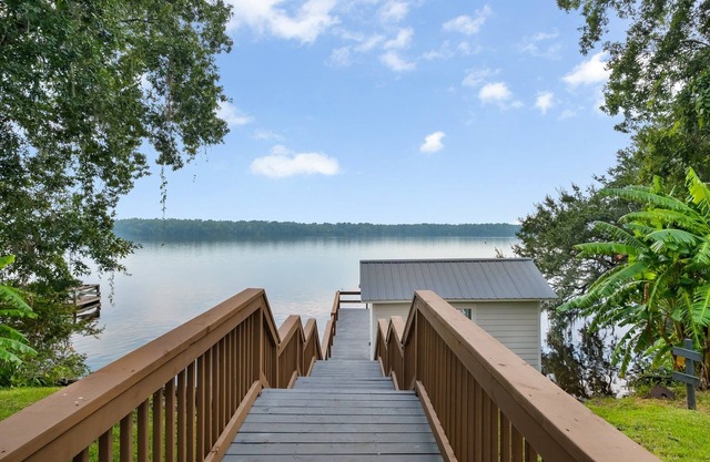 Charming 3-bedroom house with dock house on Lake Talquin in Tallahassee, Fl.