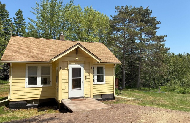Charming 3-bedroom cottage with Lake Superior access near Duluth with WiFi, AC