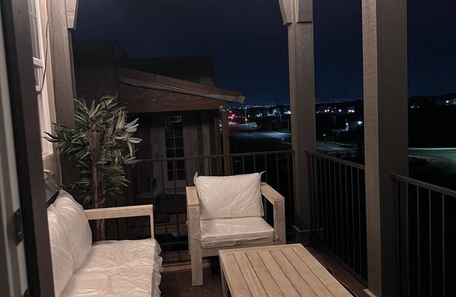 Charming 3-bedroom townhome with WiFi and AC in welcoming West Jordan