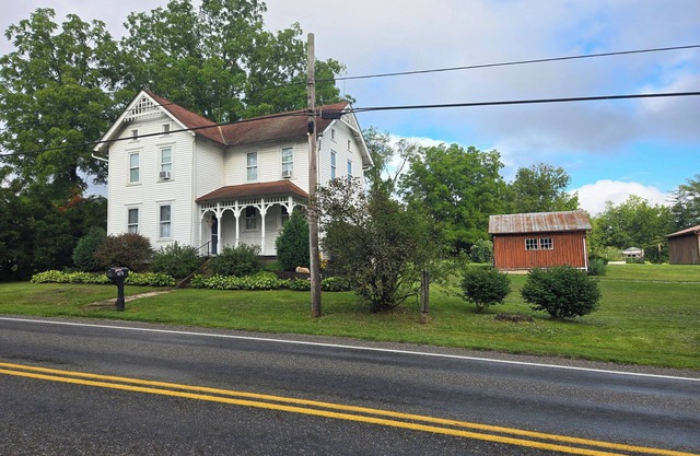 Charming 3-bedroom farmhouse 1 hour from Beaver Stadium