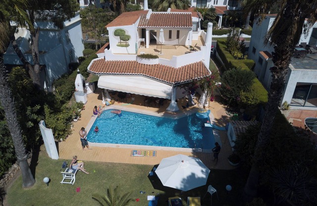 Charming 3-bedroom villa - private pool, terrace, WiFi in delightful Vilamoura