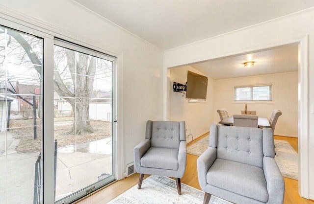 Charming 3-bedroom villa with WiFi and AC in Dearborn