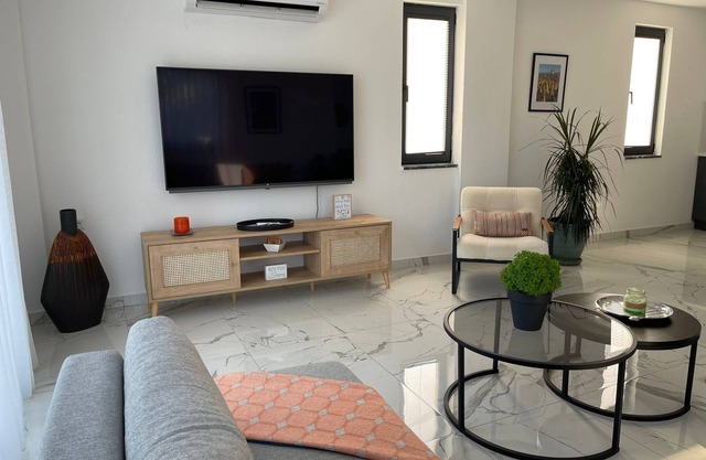 Charming 3-bedroom villa with WiFi, AC in gorgeous Antalya