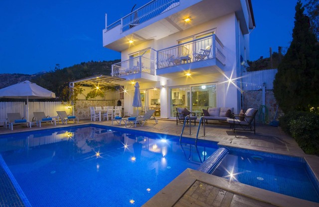 Charmante Villa mit 3 Schlafzimmern, abgeschiedenem Infinty-Pool und beheiztem Innenpool