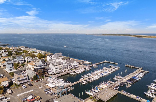 Charming 3-bedroom waterfront house with WiFi and AC in charming Highlands