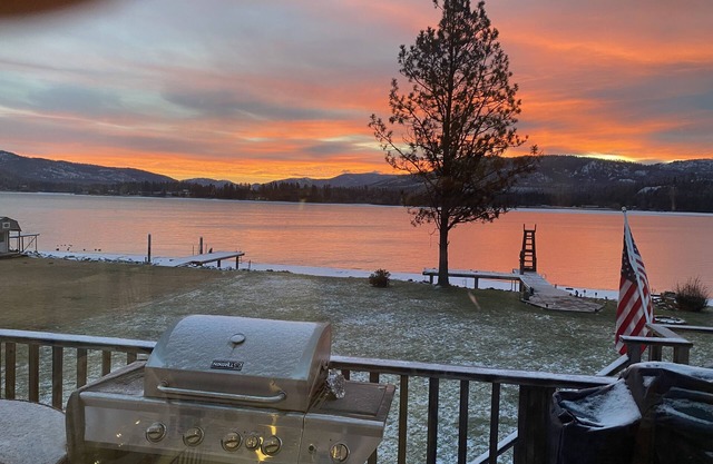 Charming 3-bedroom waterfront home in peaceful Laclede with AC, WiFi.