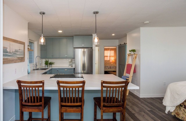 Charming 3-bedroom, water view cottage, with AC, WiFi & outdoor shower