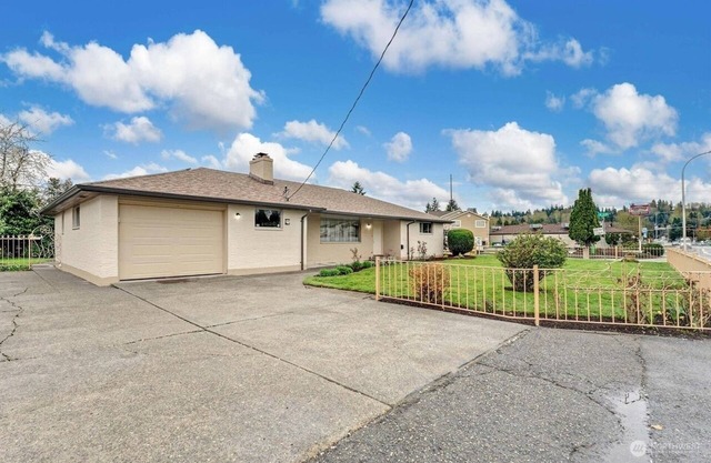 Charming 3-bedrooms and 4 beds house in Auburn with WiFi and AC stay four people