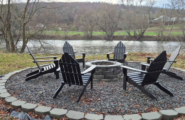 Charming 3-bedroom Waterfront country farmhouse in serene Nineveh with WiFi