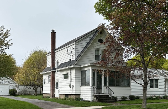 Charming 3 BRM family home in quiet neighborhood. 2 blocks from Lake Ontario.
