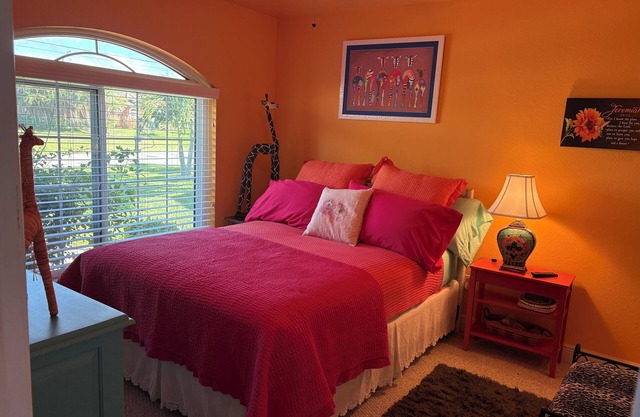 Charming 3 room unit with lanai and pool, near beaches and waterfront dining