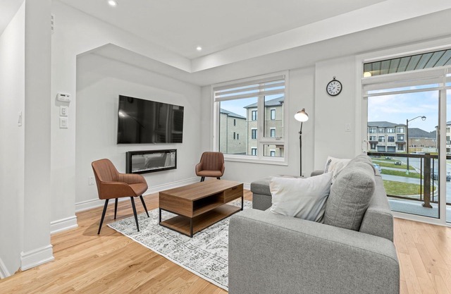 Charming 3-Story Townhouse, Free Parking