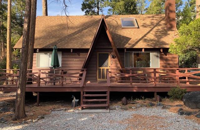 Charming 3-bedroom cabin in Idyllwild-Pine Cove with WiFi