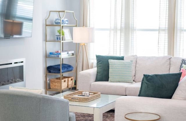 Charming 3BD Home | 9 MIN to LU