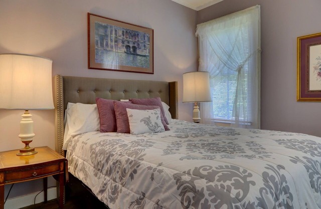 Charming 3bdr Magnolia cottage with heated saltwater pool, AC and WiFi in Amenia