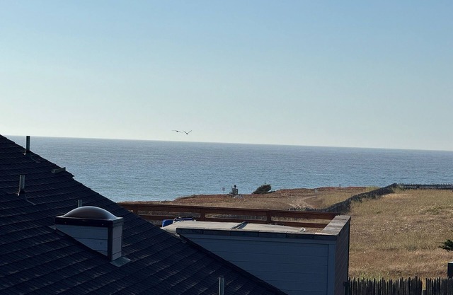 Charming 3BR/3BA home with WiFi in Moss Beach ocean view 1/2 block from beach