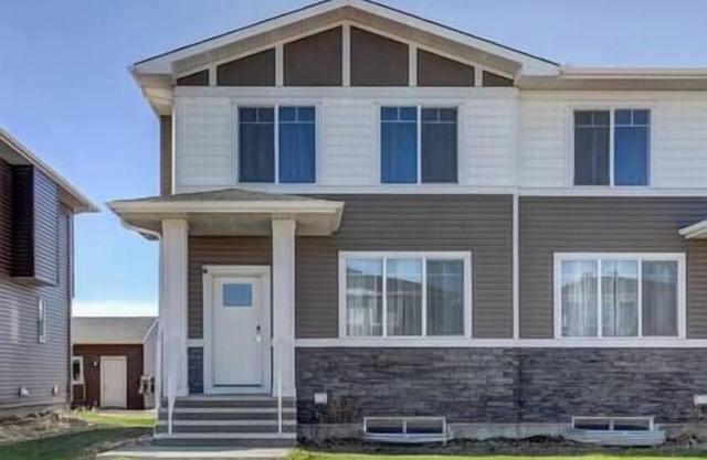 Charming 3BR Getaway | A/C | 15m to YYC/Hwy