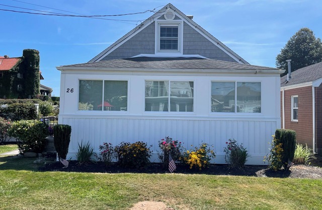 Charming 3BR home-water views and 1 min walk to desirable Cornfield Point Beach!