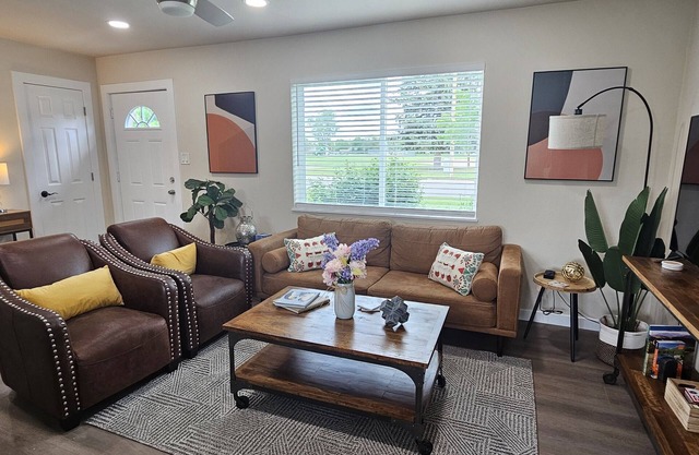 Charming 3BR home with AC near Aurora medical campus, parks & hospitals