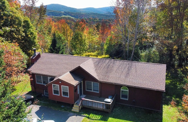 Charming 3BR house, nestled in mountains, pet friendly, 20 minutes from skiing!