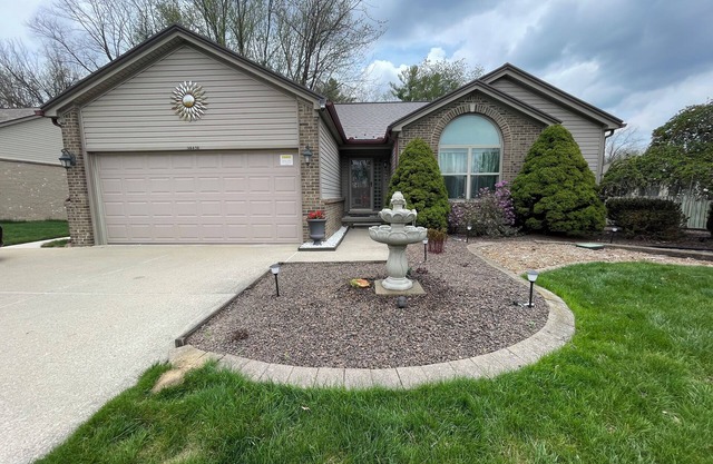 Charming 3BR house, Spacious Great Room with Fireplace, Jetted Bathtub to relax