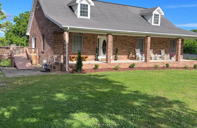 Charming 3BR house 2 mi to Dale Hollow Lake boat ramp and Sulphur Creek Resort