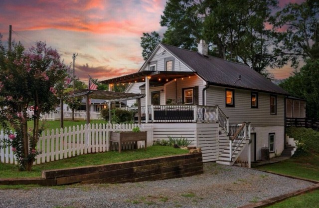 Charming 3br Property with fenced in downtown Mooresville, NC