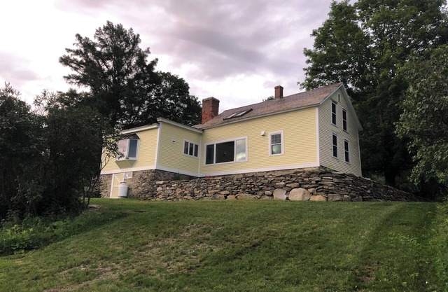 Charming 4-bedroom farmhouse with WiFi, AC in Enchanting Middletown Springs